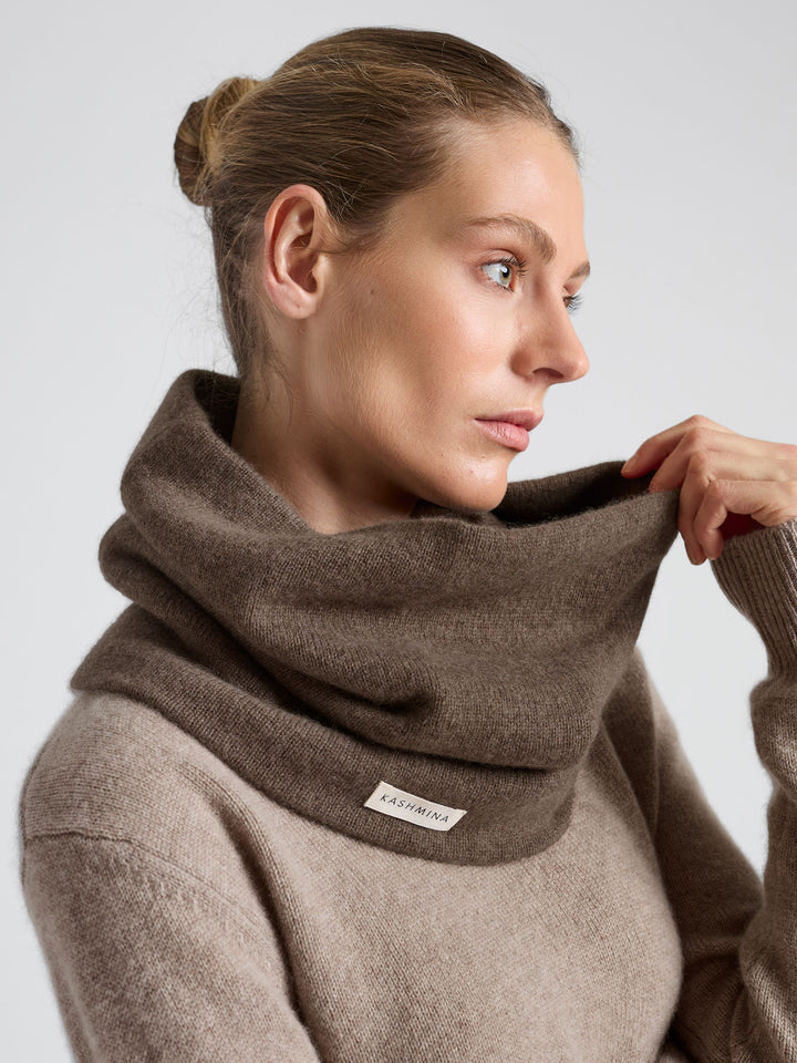 Cashmere snood / scarf "Eydis" in 100% pure cashmere. Scandinavian design by Kashmina. Color: Dark Toast.