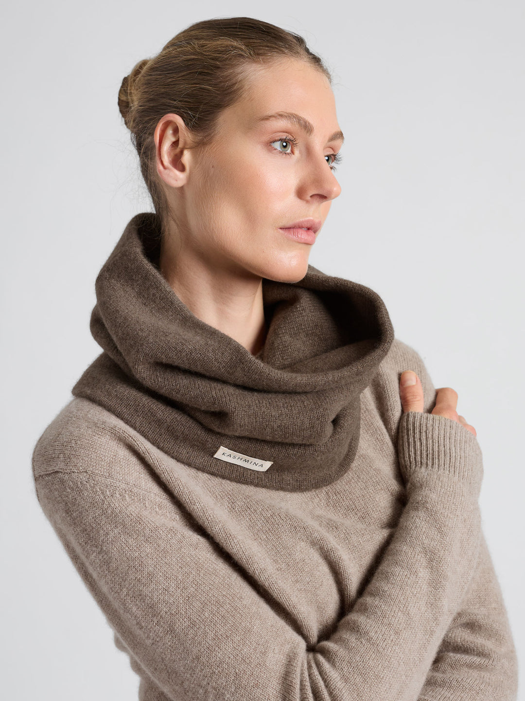 Cashmere snood / scarf "Eydis" in 100% pure cashmere. Scandinavian design by Kashmina. Color: Dark Toast.