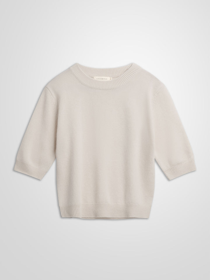 Short sleeved cashmere sweater "Aase" in 100% pure cashmere. Scandinavian design by Kashmina. Color: Cream.