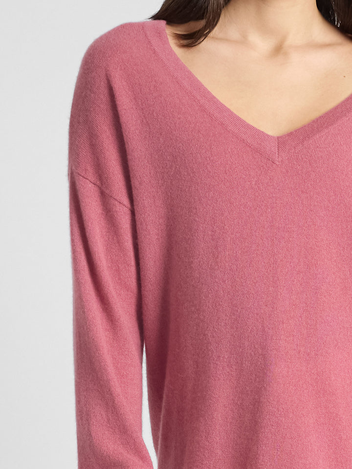 Cashmere v-neck sweater "Alva" in 100% pure cashmere. Color; Pink Berry. Scandinavian design by Kashmina