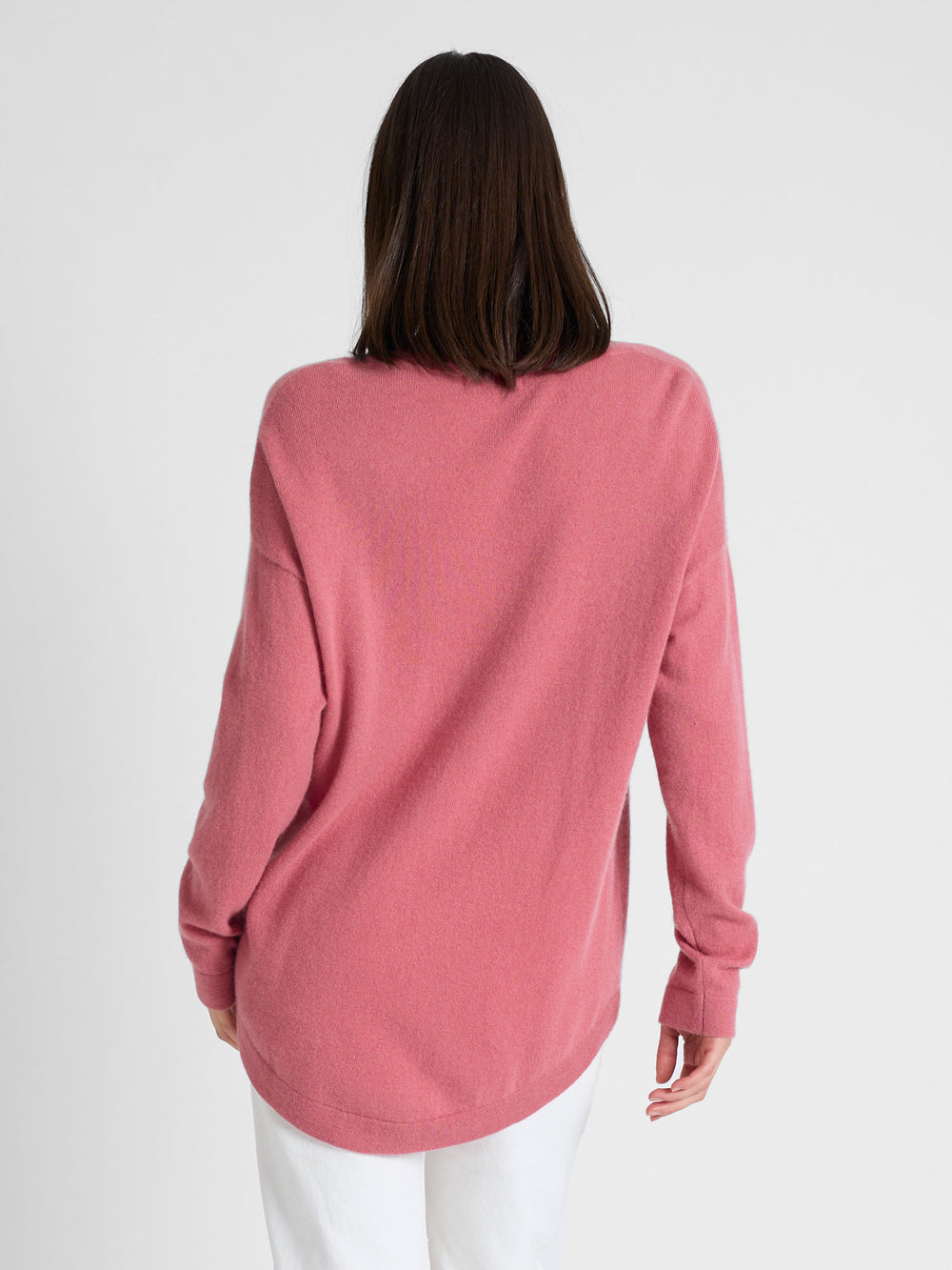 Cashmere v-neck sweater "Alva" in 100% pure cashmere. Color; Pink Berry. Scandinavian design by Kashmina