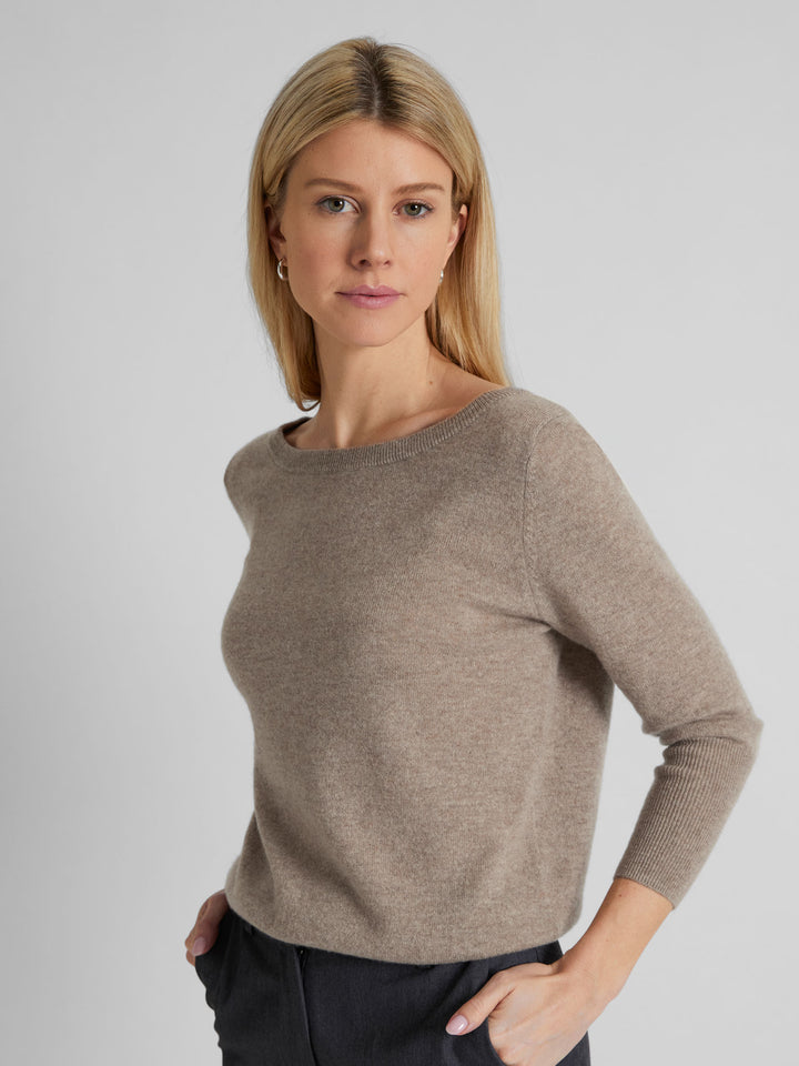 Cashmere sweater "Asta" in 100% pure cashmere. Scandinavian design by Kashmina. Color: Toast.