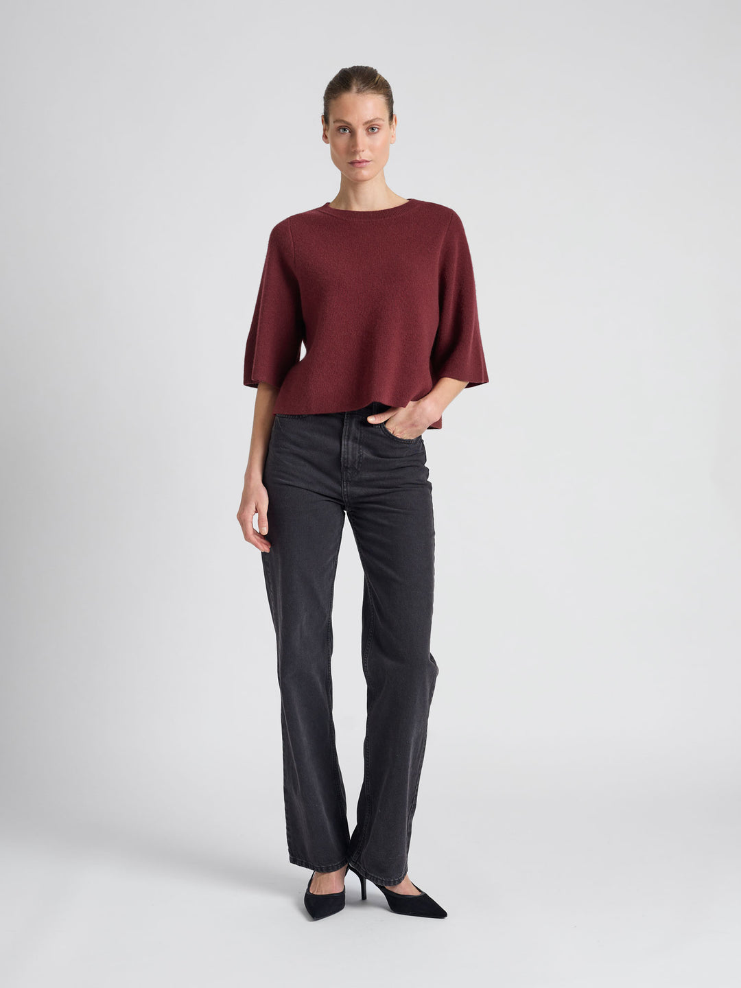 Cashmere sweater "Dina" in 100% pure cashmere. Scandinavian design by Kashmina. Color: Bordeaux.