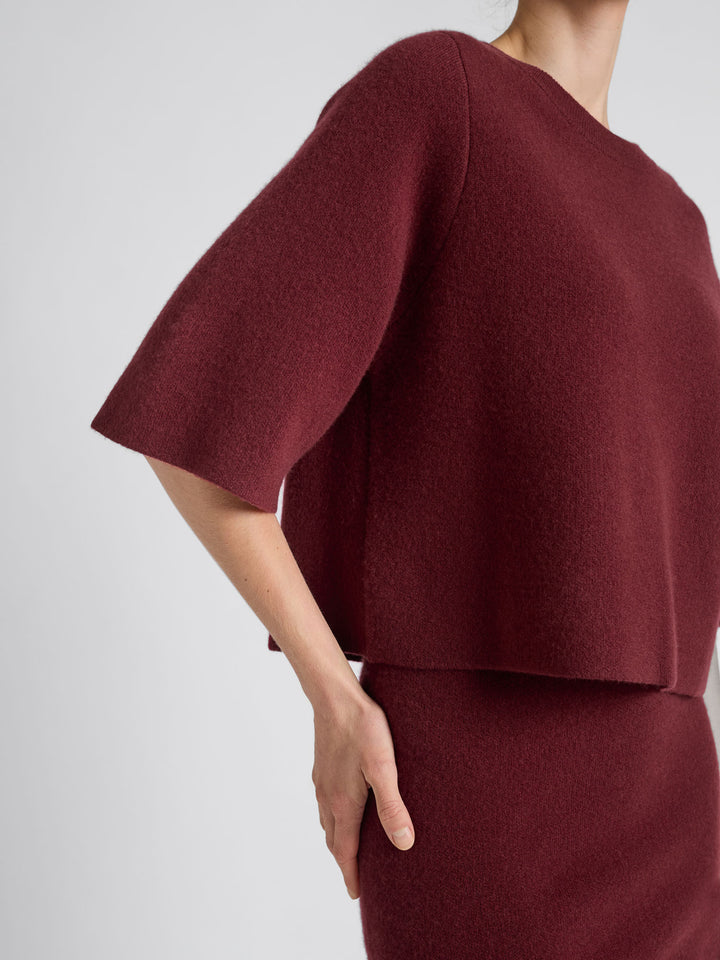 Cashmere sweater "Dina" in 100% pure cashmere. Scandinavian design by Kashmina. Color: Bordeaux.