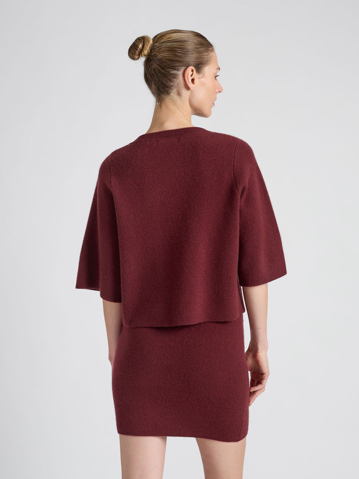 Cashmere sweater "Dina" in 100% pure cashmere. Scandinavian design by Kashmina. Color: Bordeaux.