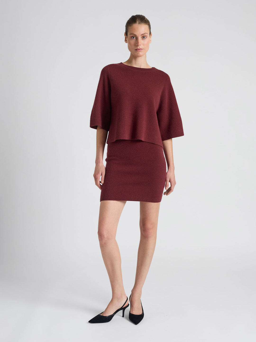 Cashmere sweater "Dina" in 100% pure cashmere. Scandinavian design by Kashmina. Color: Bordeaux.