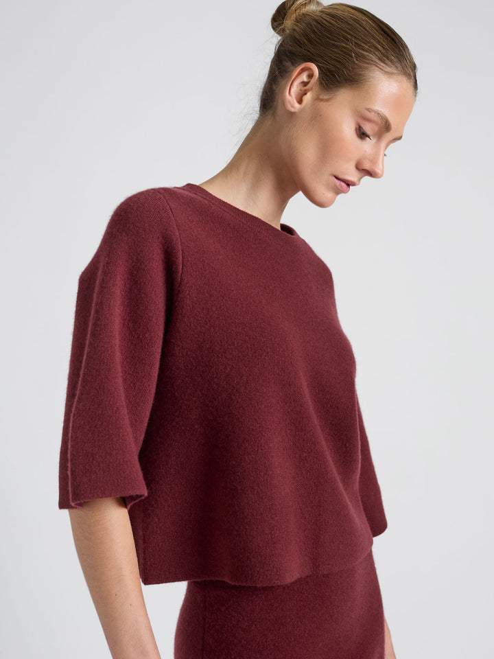 Cashmere sweater "Dina" in 100% pure cashmere. Scandinavian design by Kashmina. Color: Bordeaux.