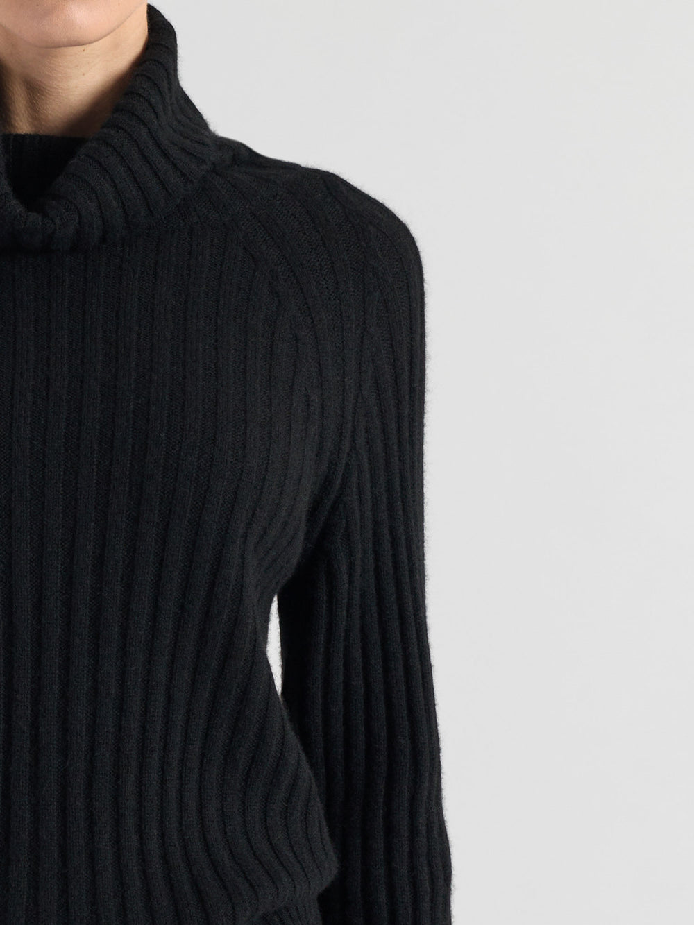 Turtle neck cashmere sweater "Eline" in 100% pure cashmere. Scandinavian design by Kashmina. Color: Black.