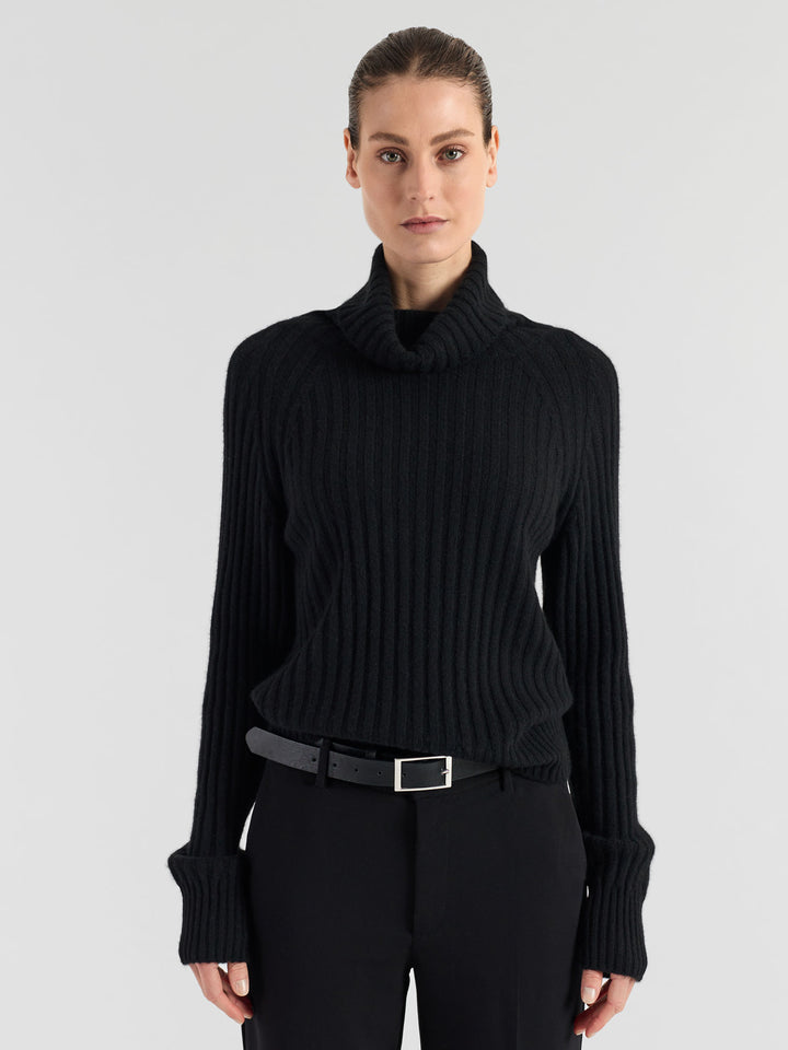 Turtle neck cashmere sweater "Eline" in 100% pure cashmere. Scandinavian design by Kashmina. Color: Black.