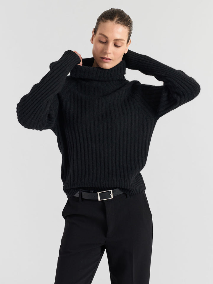 Turtle neck cashmere sweater "Eline" in 100% pure cashmere. Scandinavian design by Kashmina. Color: Black.