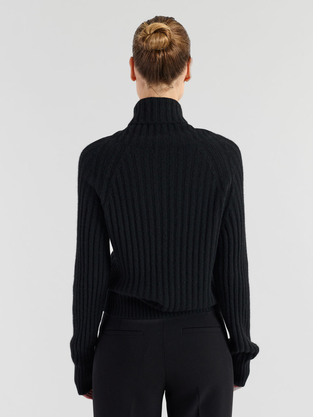 Turtle neck cashmere sweater "Eline" in 100% pure cashmere. Scandinavian design by Kashmina. Color: Black.