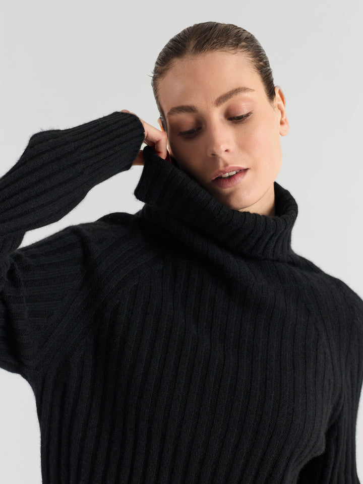 Turtle neck cashmere sweater "Eline" in 100% pure cashmere. Scandinavian design by Kashmina. Color: Black.