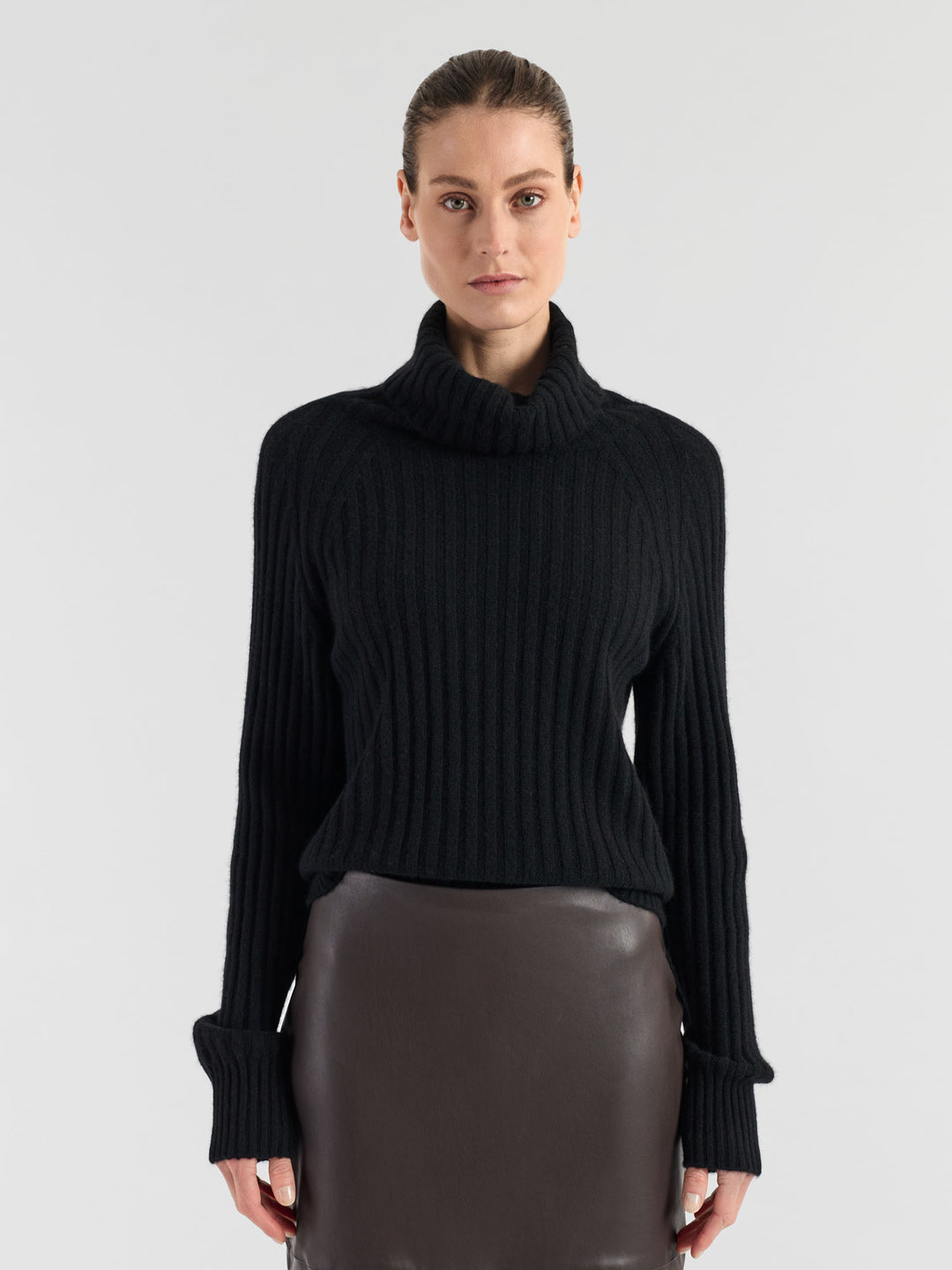 Turtle neck cashmere sweater "Eline" in 100% pure cashmere. Scandinavian design by Kashmina. Color: Black.