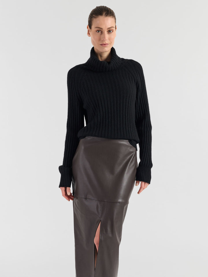 Turtle neck cashmere sweater "Eline" in 100% pure cashmere. Scandinavian design by Kashmina. Color: Black.