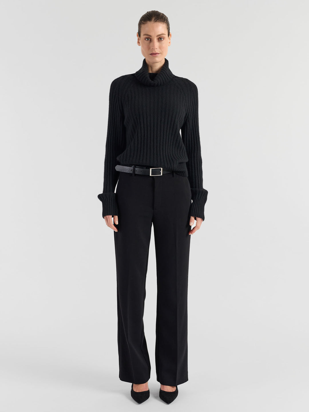 Turtle neck cashmere sweater "Eline" in 100% pure cashmere. Scandinavian design by Kashmina. Color: Black.