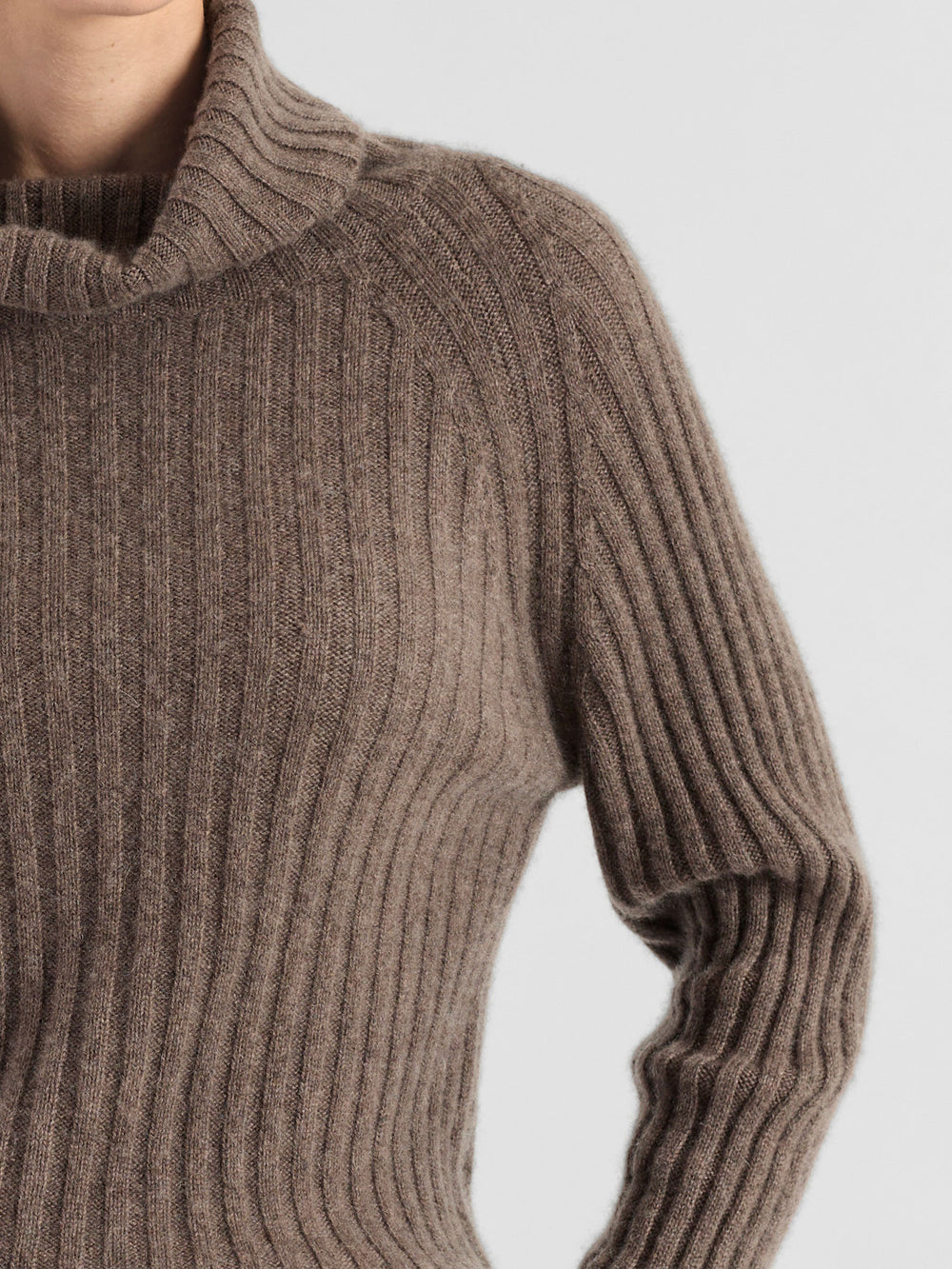 Turtle neck cashmere sweater "Eline" in 100% pure cashmere. Scandinavian design by Kashmina. Color: Dark Toast.