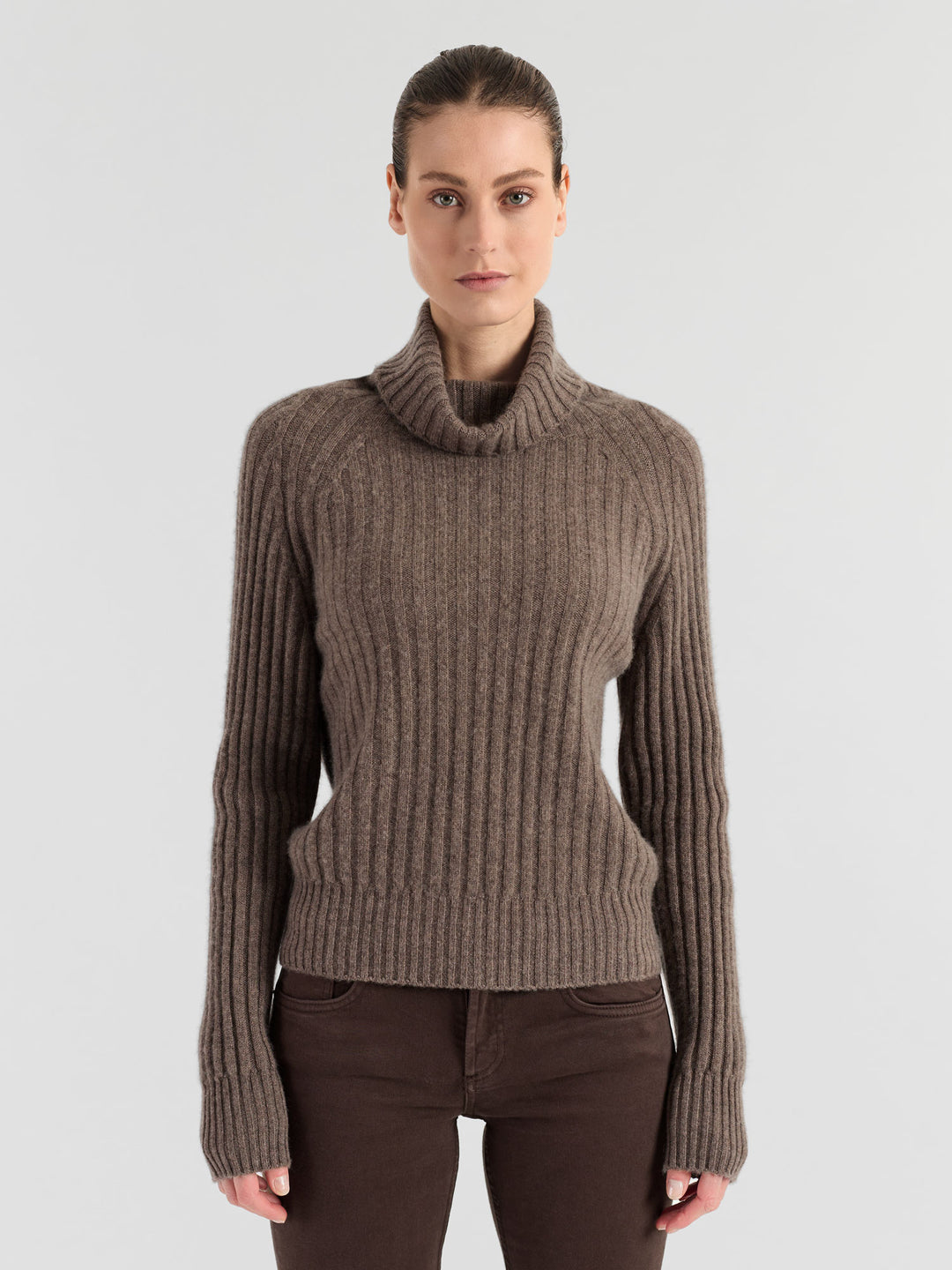 Turtle neck cashmere sweater "Eline" in 100% pure cashmere. Scandinavian design by Kashmina. Color: Dark Toast.