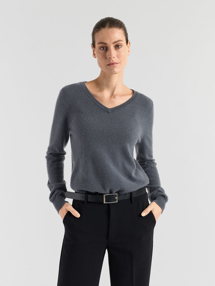 V-neck cashmere sweater "Erle" in 100% pure cashmere. Scandinavian design by Kasdhmina. Color: Blue Fog.