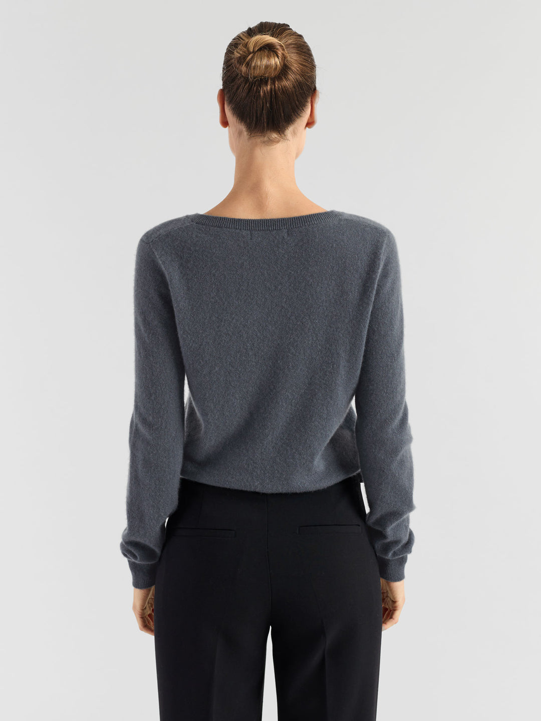 V-neck cashmere sweater "Erle" in 100% pure cashmere. Scandinavian design by Kasdhmina. Color: Blue Fog.