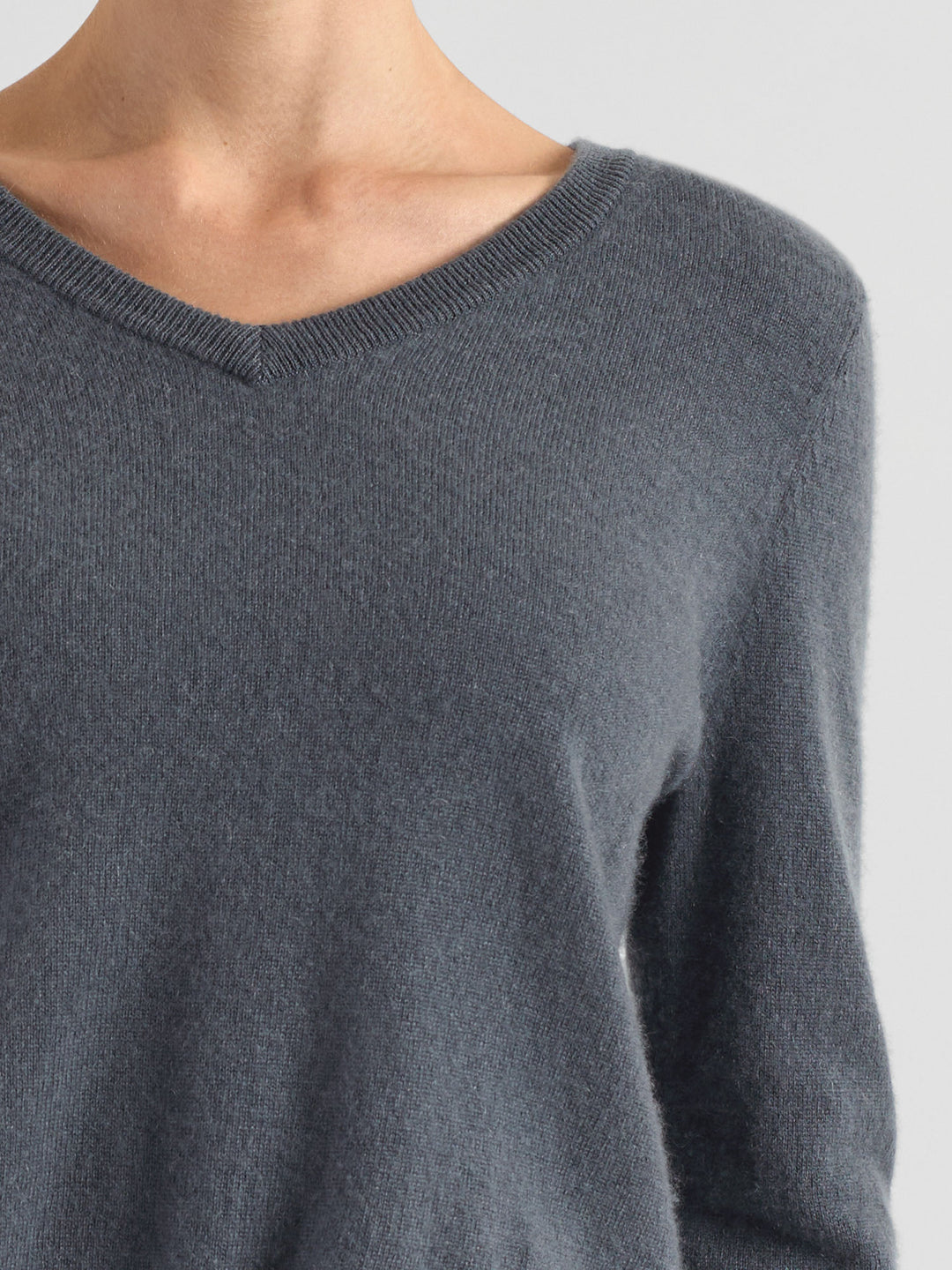 V-neck cashmere sweater "Erle" in 100% pure cashmere. Scandinavian design by Kasdhmina. Color: Blue Fog.