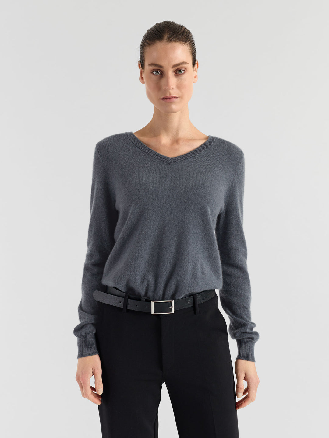 V-neck cashmere sweater "Erle" in 100% pure cashmere. Scandinavian design by Kasdhmina. Color: Blue Fog.