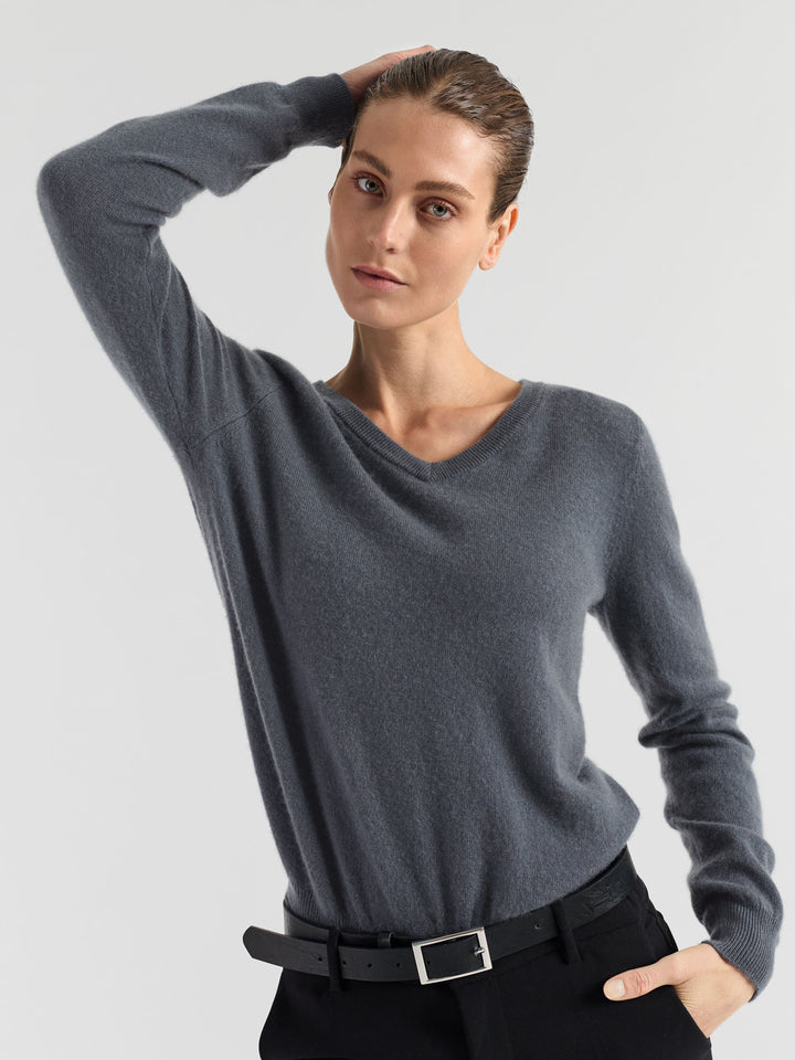 V-neck cashmere sweater "Erle" in 100% pure cashmere. Scandinavian design by Kasdhmina. Color: Blue Fog.