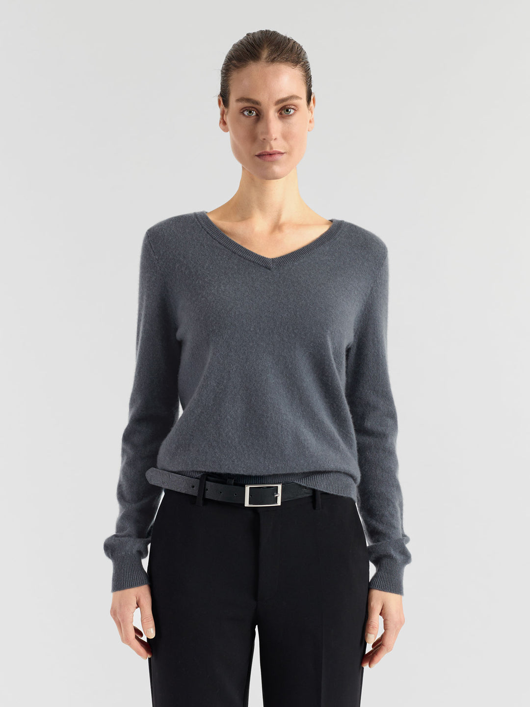 V-neck cashmere sweater "Erle" in 100% pure cashmere. Scandinavian design by Kasdhmina. Color: Blue Fog.