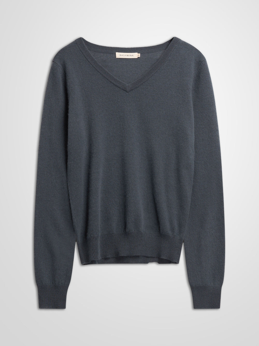 V-neck cashmere sweater "Erle" in 100% pure cashmere. Scandinavian design by Kasdhmina. Color: Blue Fog.