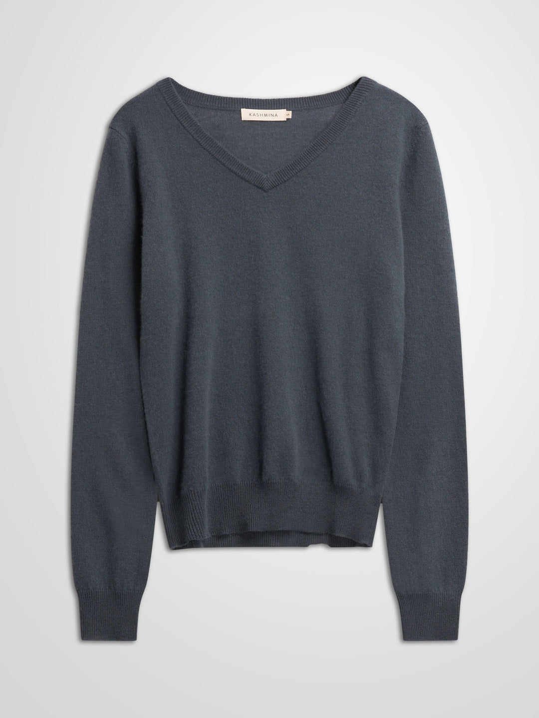 V-neck cashmere sweater "Erle" in 100% pure cashmere. Scandinavian design by Kasdhmina. Color: Blue Fog.