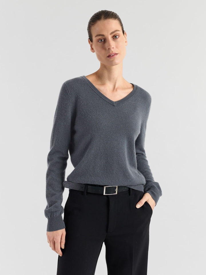 V-neck cashmere sweater "Erle" in 100% pure cashmere. Scandinavian design by Kasdhmina. Color: Blue Fog.