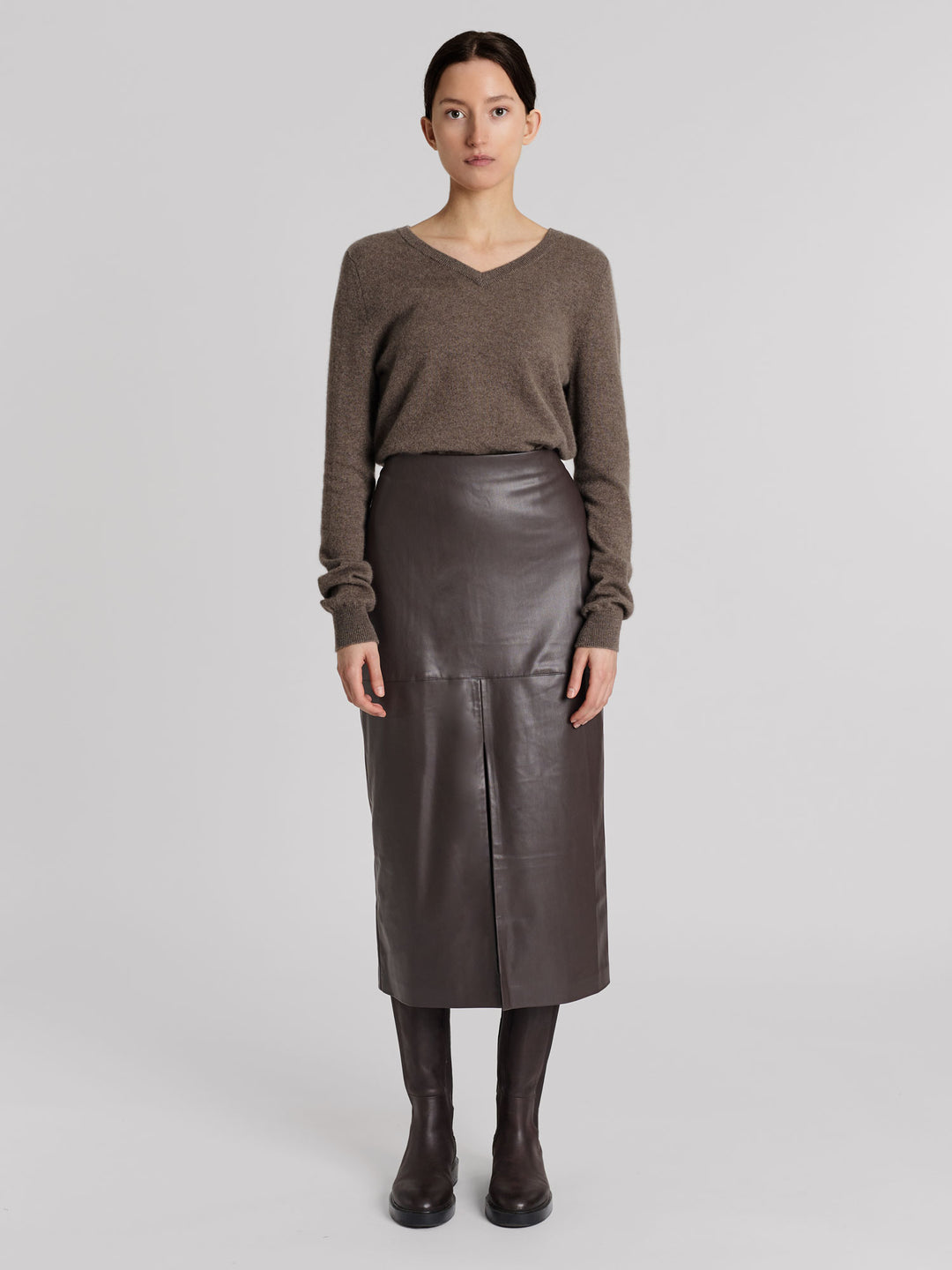 V-neck cashmere sweater "Erle" in 100% pure cashmere. Scandinavian design by Kasdhmina. Color: Dark toast.