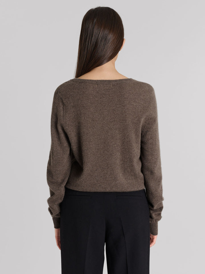 V-neck cashmere sweater "Erle" in 100% pure cashmere. Scandinavian design by Kasdhmina. Color: Dark toast.