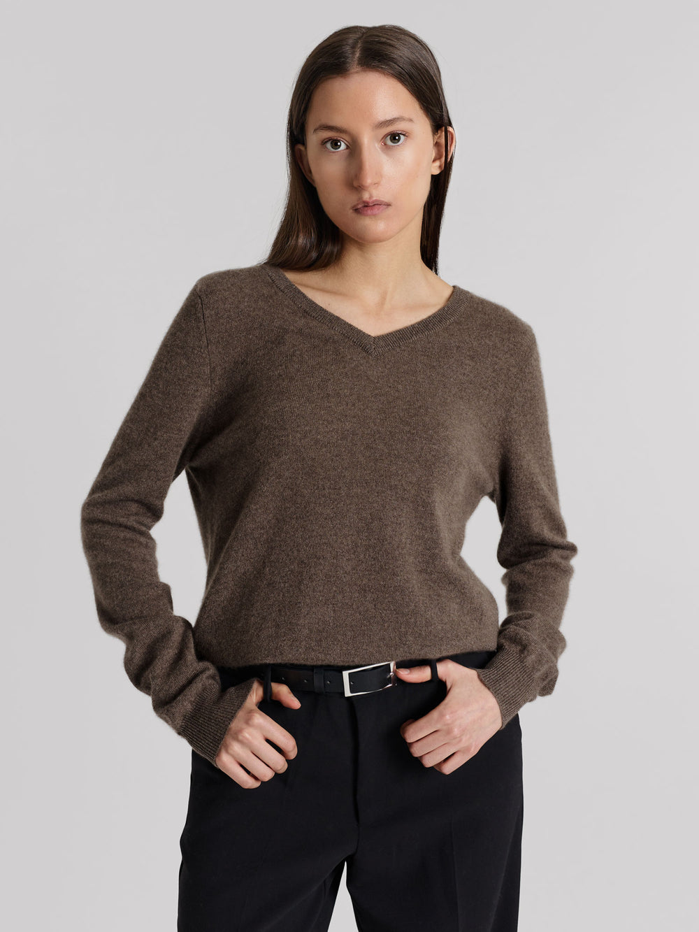 V-neck cashmere sweater "Erle" in 100% pure cashmere. Scandinavian design by Kasdhmina. Color: Dark toast.