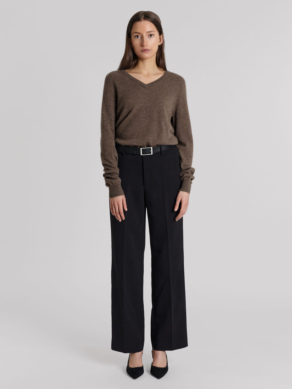 V-neck cashmere sweater "Erle" in 100% pure cashmere. Scandinavian design by Kasdhmina. Color: Dark toast.