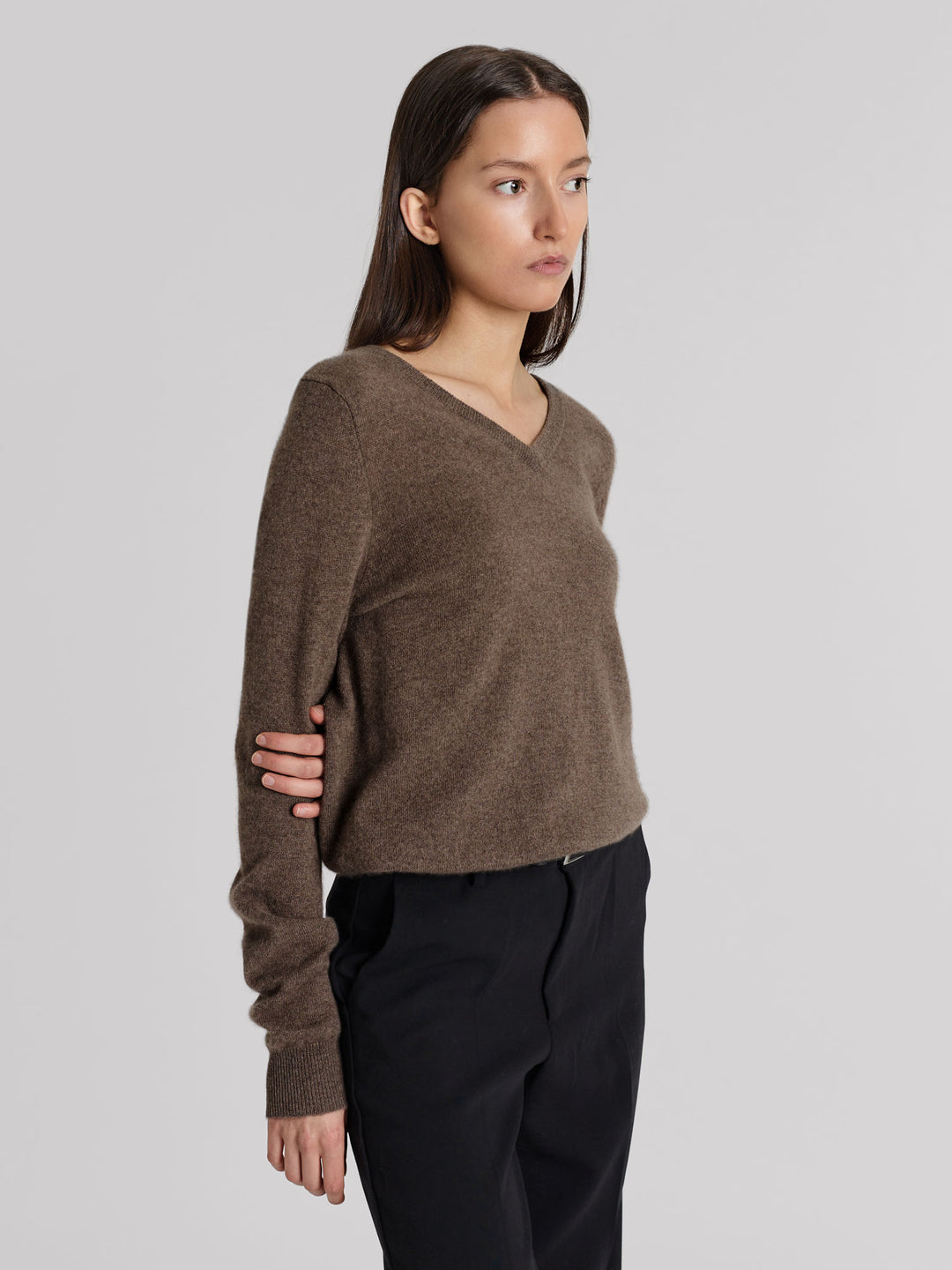 V-neck cashmere sweater "Erle" in 100% pure cashmere. Scandinavian design by Kasdhmina. Color: Dark toast.