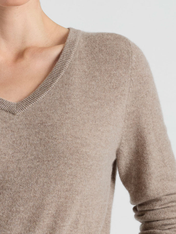 V-neck cashmere sweater "Erle" in 100% pure cashmere. Scandinavian design by Kasdhmina. Color: Toast.