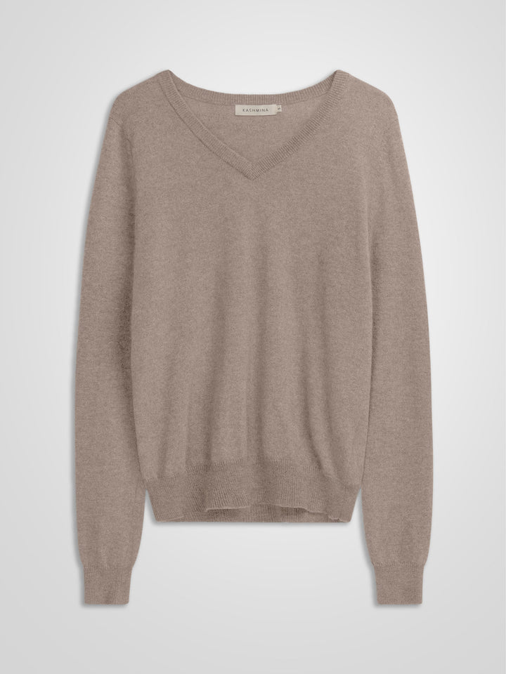 V-neck cashmere sweater "Erle" in 100% pure cashmere. Scandinavian design by Kasdhmina. Color: Toast.