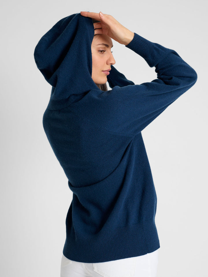 Cashmere hoodie "Lux Hoodie" in 100% pure cashmere. Scandinavian design by Kashmina. Color: Mountain Blue.