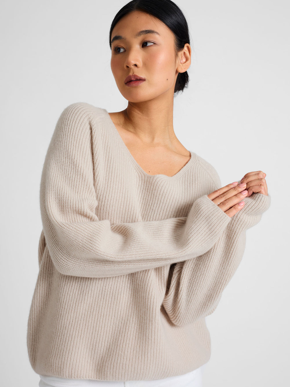 Rib knitted V-neck cashmere sweater in color: Creme. 100% cashmere, Scandinavian design by Kashmina.