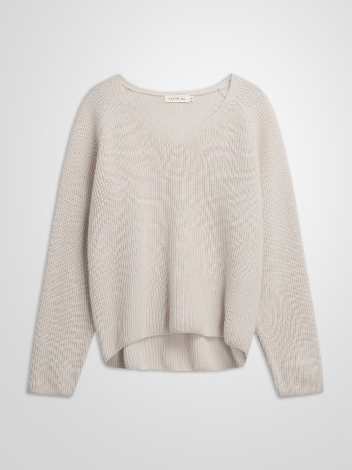 Rib knitted V-neck cashmere sweater in color: Creme. 100% cashmere, Scandinavian design by Kashmina.