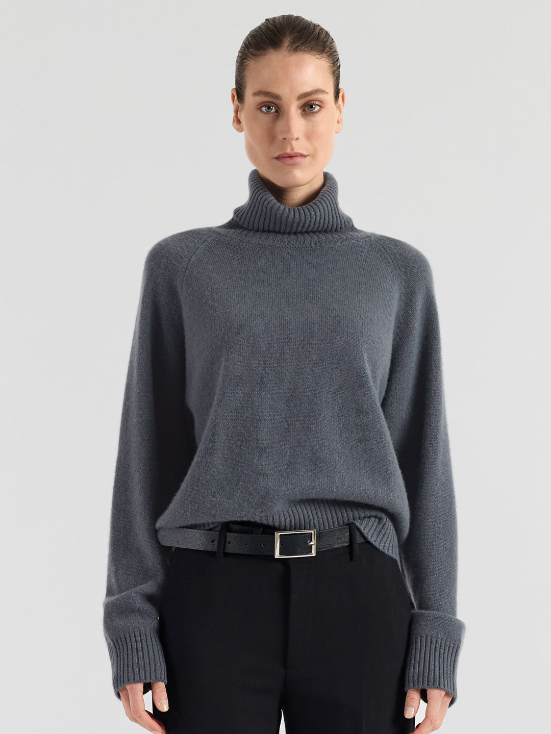 Turtle neck cashmere sweater Milano in 100% pure cashmere. Scandinavian design by Kashmna. Color: Blue Fog.