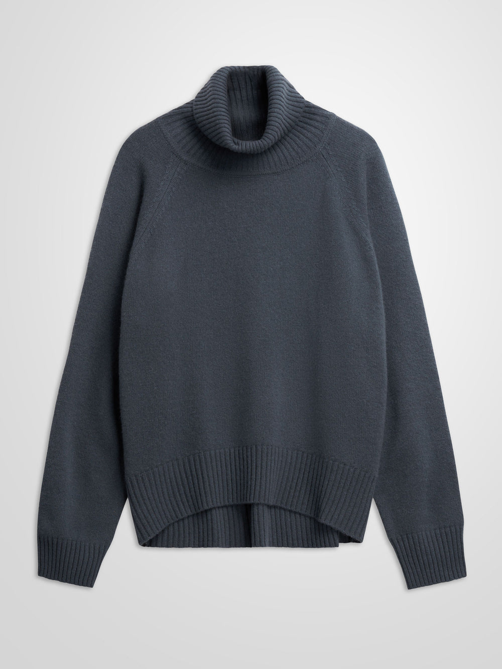 Turtle neck cashmere sweater Milano in 100% pure cashmere. Scandinavian design by Kashmna. Color: Blue Fog.