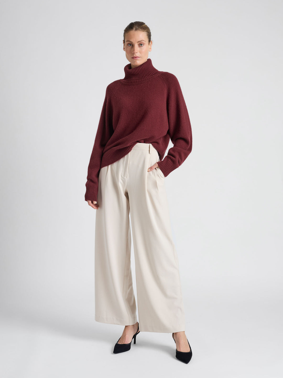 Turtle neck cashmere sweater Milano in 100% pure cashmere. Scandinavian design by Kashmna. Color: Bordeaux.