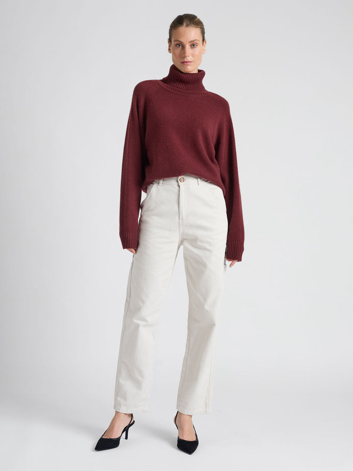 Turtle neck cashmere sweater Milano in 100% pure cashmere. Scandinavian design by Kashmna. Color: Bordeaux.