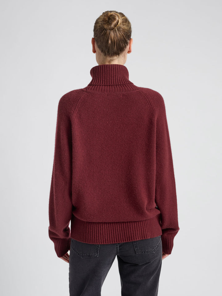 Turtle neck cashmere sweater Milano in 100% pure cashmere. Scandinavian design by Kashmna. Color: Bordeaux.