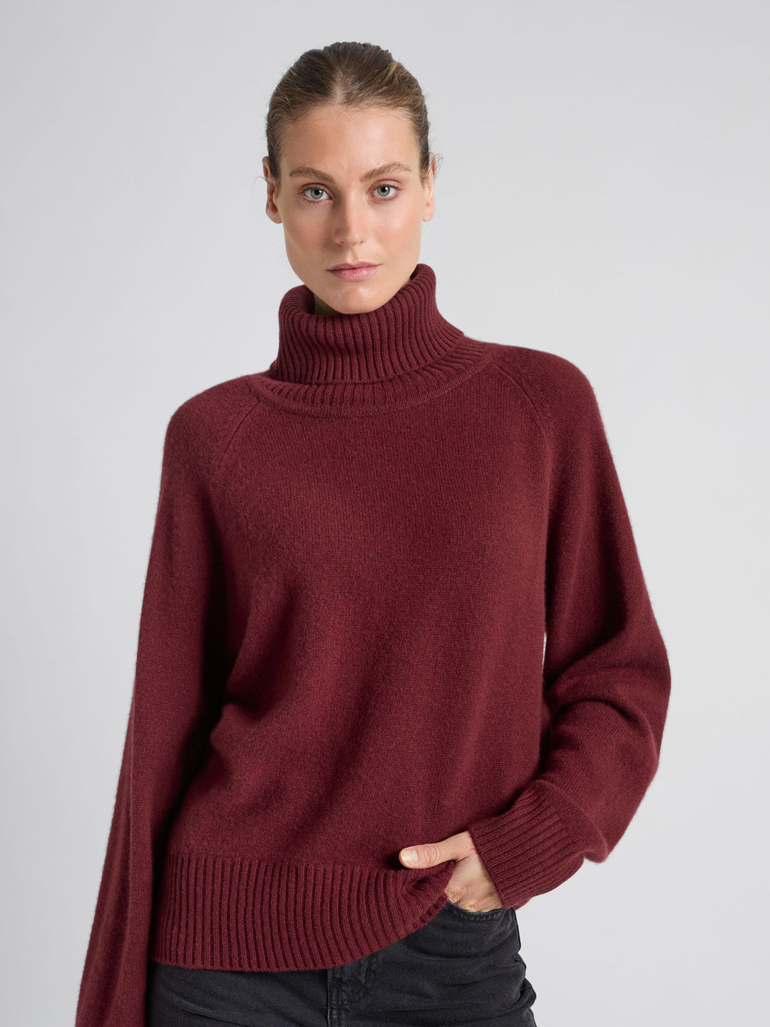 Turtle neck cashmere sweater Milano in 100% pure cashmere. Scandinavian design by Kashmna. Color: Bordeaux.