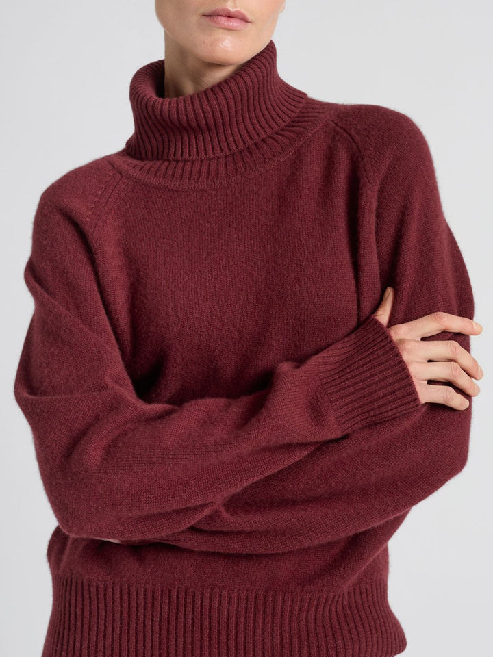 Turtle neck cashmere sweater Milano in 100% pure cashmere. Scandinavian design by Kashmna. Color: Bordeaux.