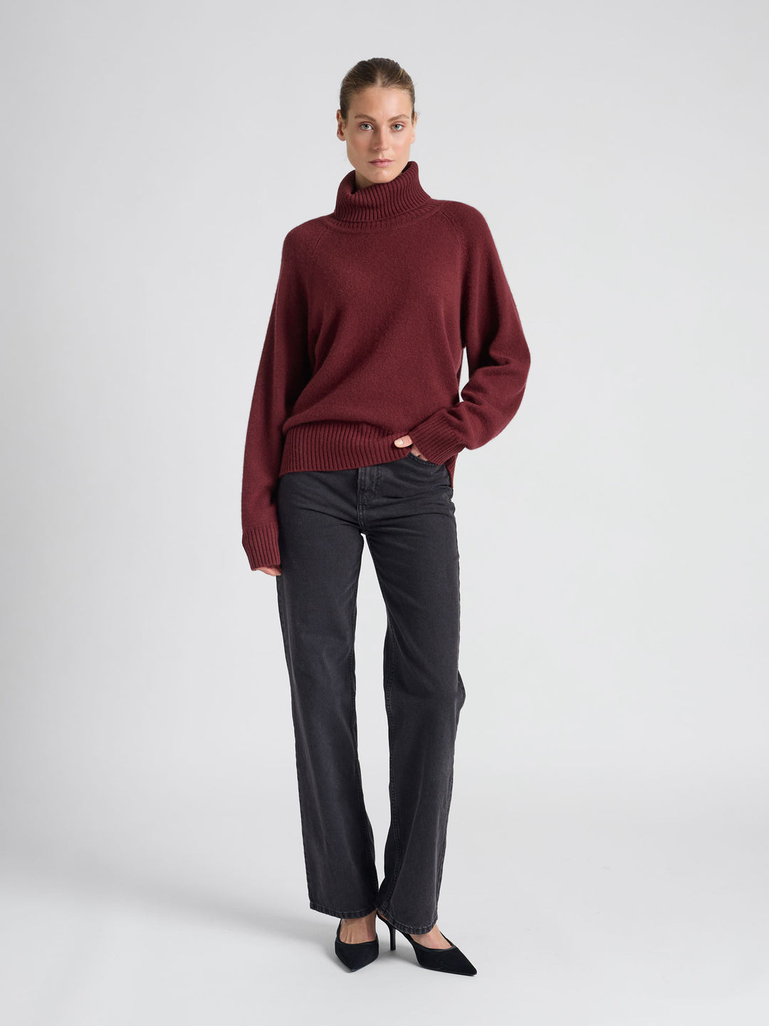 Turtle neck cashmere sweater Milano in 100% pure cashmere. Scandinavian design by Kashmna. Color: Bordeaux.