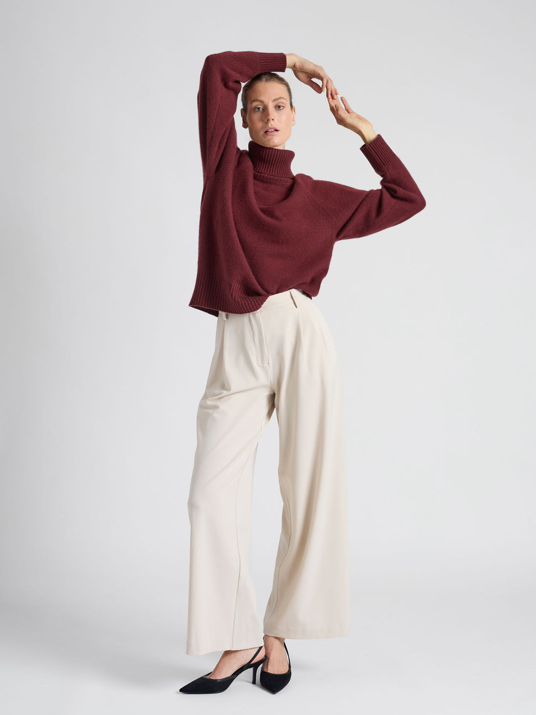 Turtle neck cashmere sweater Milano in 100% pure cashmere. Scandinavian design by Kashmna. Color: Bordeaux.