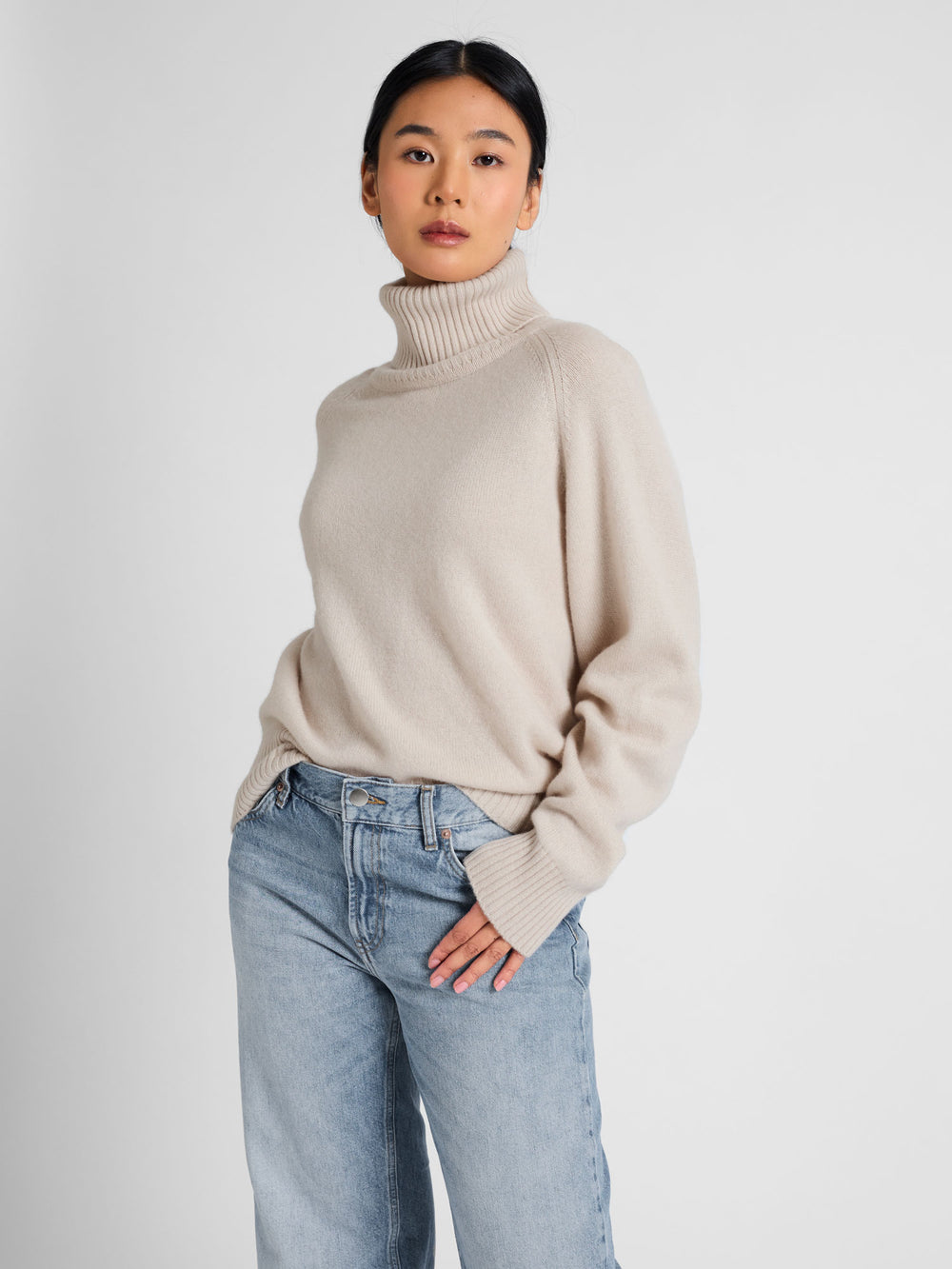 Turtle neck cashmere sweater Milano in 100% cashmere by Kashmna, color: Cream. Scandinavian design.